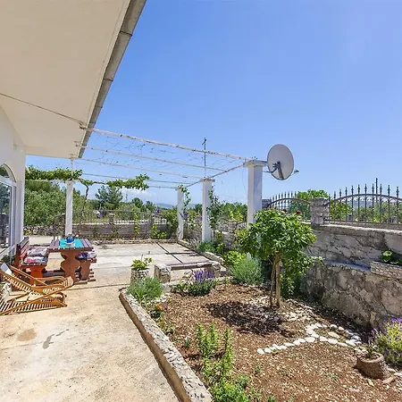 House Mladen Grohote