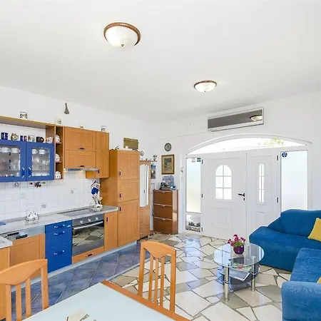 House Mladen Holiday home Grohote