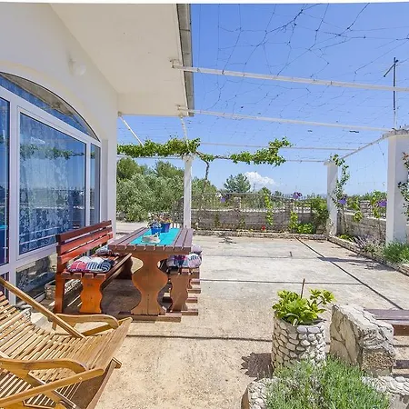 House Mladen Nyaraló